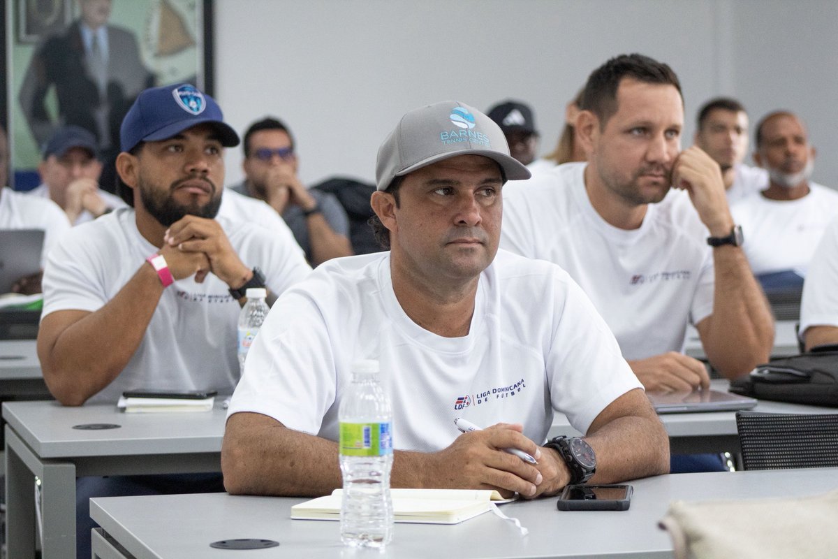 Entrenadores de la LDF y de LDF Expansión participan en la sesión teórica del taller de licenciamiento de Concacaf⚽️

#Ldf #Ldf2025