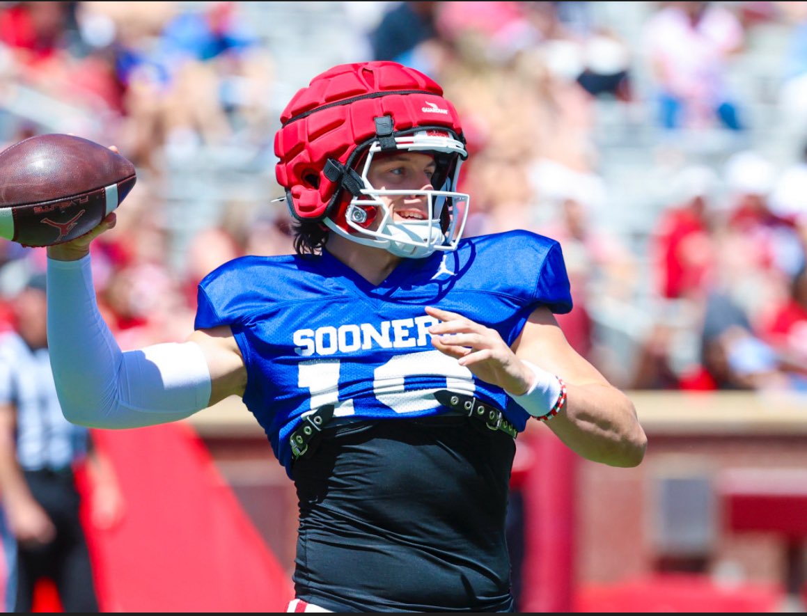 DraftNFL26's tweet image. 🚨 Transfer News: John Mateer to Oklahoma 🔴
📈 Stock Up: 3,100+ pass yds, 29 TDs + 800 rush yds at Wazzu
🔥 Dual-threat with NFL arm & wheels
🎯 Reuniting with OC Ben Arbuckle = scheme fit
🏈 SEC spotlight could launch him into 2026 1st-round QB convo #sooners #NFLDraft