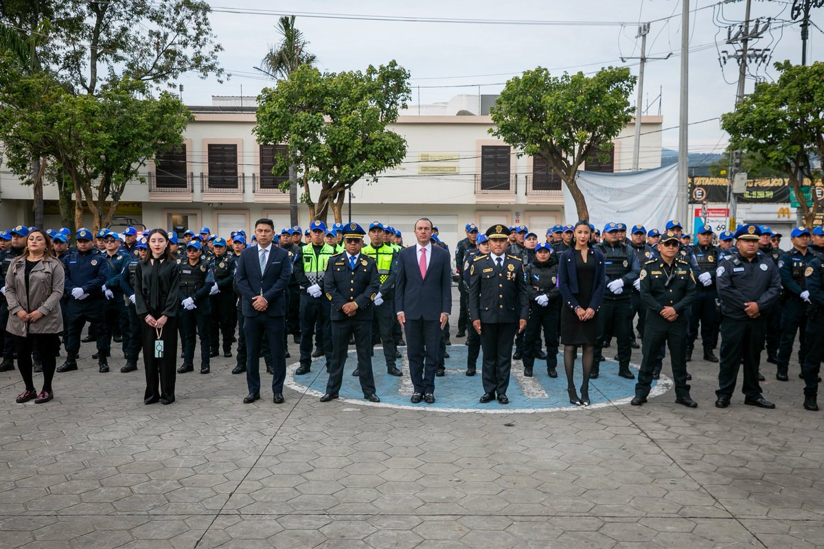carlosorvananos's tweet photo. Esta mañana encabecé el Pase de Lista y Revista de la Policía de Cuajimalpa, un acto con profundo sentido de respeto y reconocimiento para quienes todos los días arriesgan su vida por nuestra seguridad.

Seguimos impulsando la capacitación constante, el respeto a los derechos humanos y la atención cercana a la ciudadanía. Porque cada familia de Cuajimalpa merece vivir con tranquilidad.

Gracias por su servicio, su compromiso y por portar con honor el uniforme. ¡Aquí seguimos firmes!

#CuajimalpaSegura
#ACuajimalpaLaCuidamosTodos