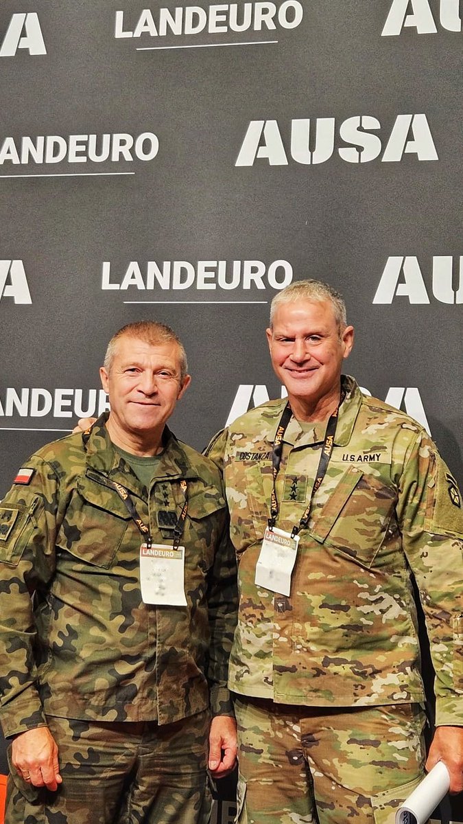 D2KP_DKL's tweet photo. 🇵🇱 2 Korpus Polski kontynuuje udział w konferencji LANDEURO w Wiesbaden 

Drugi dzień międzynarodowego sympozjum to intensywne rozmowy na temat budowania zdolności bojowych sojuszników w Europie – kluczowego aspektu dla bezpieczeństwa i gotowości sił NATO. 

Udział w konferencji gen. broni dr. Adama Joksa – Dowódcy 2 Korpusu Polskiego podkreśla znaczenie współpracy, interoperacyjności oraz dzielenia się doświadczeniem operacyjnym z partnerami z USA i Europy. 

Konferencja międzynarodowa umożliwia budowania zaufania wśród partnerów oraz rozwijania relacji między kluczowym personelem jednostek sojuszu.
Dowódca #2KP rozmawiał z Dowódcą V Corps 🇺🇸🤝 o kolejnych możliwościach wspólnego szkolenia, wymiany doświadczeń i udziału naszych żołnierzy w ćwiczeniach. 

🤝 Wzmacnianie wspólnych zdolności obronnych to nie tylko wyzwanie, ale i priorytet dla sojuszniczych formacji lądowych. 2 Korpus Polski, jako istotny element struktury NATO w regionie, wnosi do tych rozmów praktyczne doświadczenie oraz gotowość do współdziałania. 

📸 #2KP | U.S. Army Europe and Africa 
▪️▫️▪️▫️

@AUSAorg @USArmyEURAF
@DowOperSZ @MON_GOV_PL
@IWsp_SZ @SztabGenWP
@NATO @DGeneralneRSZ
@Polska_Zbrojna @Defence24pl

#2KorpusPolski #LANDEURO #WojskoPolskie #AUSA #LandPower #NATO #WspółpracaSojusznicza #Interoperacyjność #Wiesbaden2025 #2PolCorps #fight2win #Kraków #WojskoPolskie #StrongerTogether