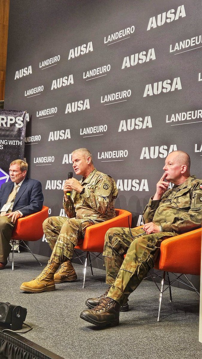 D2KP_DKL's tweet photo. 🇵🇱 2 Korpus Polski kontynuuje udział w konferencji LANDEURO w Wiesbaden 

Drugi dzień międzynarodowego sympozjum to intensywne rozmowy na temat budowania zdolności bojowych sojuszników w Europie – kluczowego aspektu dla bezpieczeństwa i gotowości sił NATO. 

Udział w konferencji gen. broni dr. Adama Joksa – Dowódcy 2 Korpusu Polskiego podkreśla znaczenie współpracy, interoperacyjności oraz dzielenia się doświadczeniem operacyjnym z partnerami z USA i Europy. 

Konferencja międzynarodowa umożliwia budowania zaufania wśród partnerów oraz rozwijania relacji między kluczowym personelem jednostek sojuszu.
Dowódca #2KP rozmawiał z Dowódcą V Corps 🇺🇸🤝 o kolejnych możliwościach wspólnego szkolenia, wymiany doświadczeń i udziału naszych żołnierzy w ćwiczeniach. 

🤝 Wzmacnianie wspólnych zdolności obronnych to nie tylko wyzwanie, ale i priorytet dla sojuszniczych formacji lądowych. 2 Korpus Polski, jako istotny element struktury NATO w regionie, wnosi do tych rozmów praktyczne doświadczenie oraz gotowość do współdziałania. 

📸 #2KP | U.S. Army Europe and Africa 
▪️▫️▪️▫️

@AUSAorg @USArmyEURAF
@DowOperSZ @MON_GOV_PL
@IWsp_SZ @SztabGenWP
@NATO @DGeneralneRSZ
@Polska_Zbrojna @Defence24pl

#2KorpusPolski #LANDEURO #WojskoPolskie #AUSA #LandPower #NATO #WspółpracaSojusznicza #Interoperacyjność #Wiesbaden2025 #2PolCorps #fight2win #Kraków #WojskoPolskie #StrongerTogether