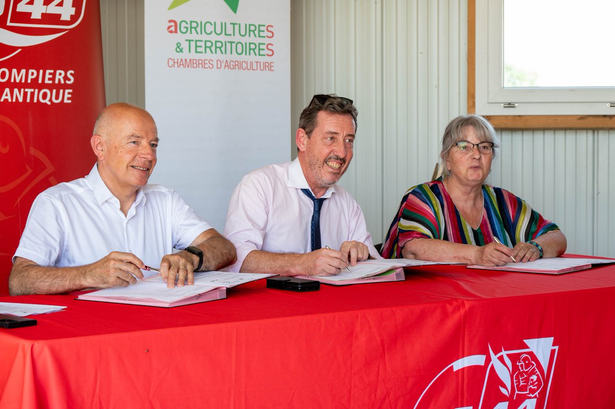 #FeuxDeForet | Agriculteurs et pompiers unissent leurs forces pour agir vite et efficacement face à la hausse des feux de récoltes et de végétation en Loire-Atlantique.

Une convention entre <a href="/Prefet44/">Préfet des Pays de la Loire et de Loire-Atlantique</a> , <a href="/SDIS44/">Sapeurs-pompiers 44</a> et la Chambre d’Agriculture renforce cette coopération.
