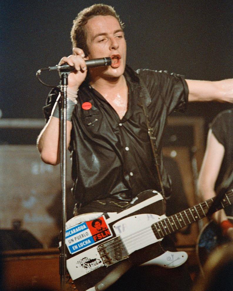 JoeStrummer's tweet image. “We must use negative situations to refocus and redirect anger and frustration and fashion music that is powerful to all who listen, always upsetting the status quo.” Joe Strummer
#TheClash
#JoeStrummer