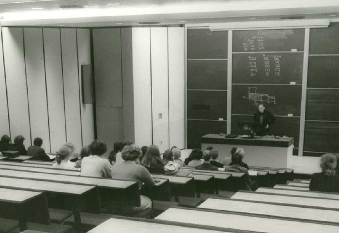 StirUni's tweet image. #ThrowbackThursday to one of the first ever lectures in the Pathfoot lecture theatre! #TBT