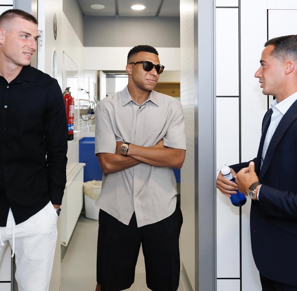 realfrance_fr's tweet photo. 🚨 De l'effectif actuel, seuls Lunin et Mbappé ont assisté à la cérémonie d'adieu de Lucas Vazquez 

Marcelo a également fait le voyage exprès https://t.co/h22yV5fyVD