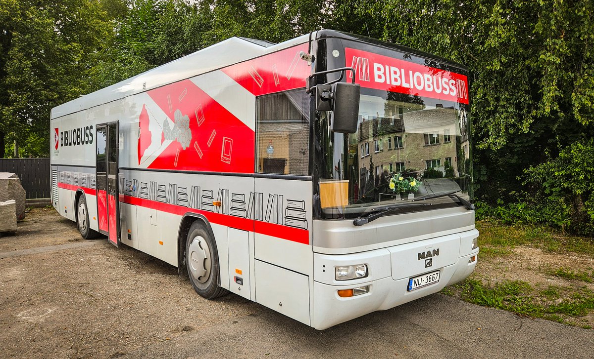 Dienvidkurzemes novads lepojas ar ko īpašu - lasītgribošo ļaužu ērtībām jau 16 gadus kalpo bibliobuss. Šis gan ir jauns, jo vecais devies pelnītā atpūtā, taču tāpat kā iepriekšējo, arī šo stūrē Rita Jaunalksne.

Bibliobusā ir ~3000 grāmatu un tam ir 6 maršruti.