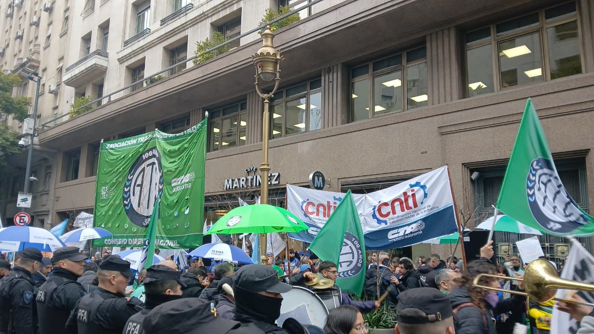 adolfoacta's tweet photo. Ya estamos en las calles CTA, ATE y CNTI, iniciando la gran jornada federal en defensa de la salud pública y sus trabajadores con epicentro en el Hospital Garrahan para luego marchar del Congreso a Plaza de Mayo, con paros y movilizaciones en el resto del país. #PoderSindical https://t.co/JscFiV8CLo