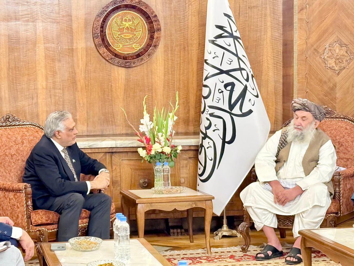 AmbassadorSadiq's tweet image. On the sidelines of the signing ceremony for the Framework Agreement on Joint Feasibility Study of the UAP Railway Corridor, DPM/FM, Senator Mohammad Ishaq Dar called on the Afghan Prime Minister, Mullah Muhammad Hassan Akhund.
The two leaders exchanged views on issues of mutual…