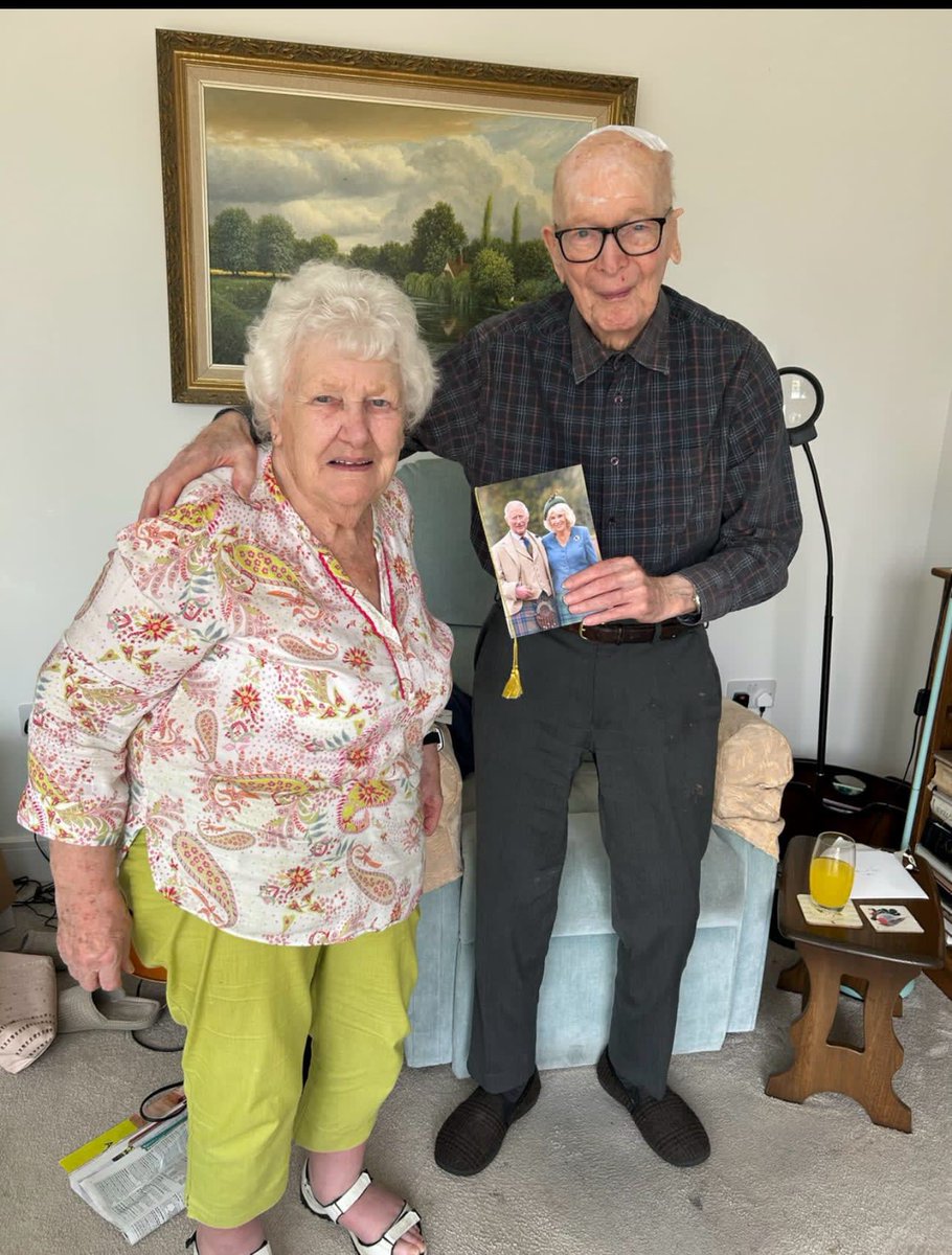 RaH_chi_bog's tweet photo. Happy Anniversary to our wonderful clients, 60 years today, and a card from the King himself. 💐 
Congratulations from all of us at Right at Home.🍾 🥂 https://t.co/bhq4kUf4NL