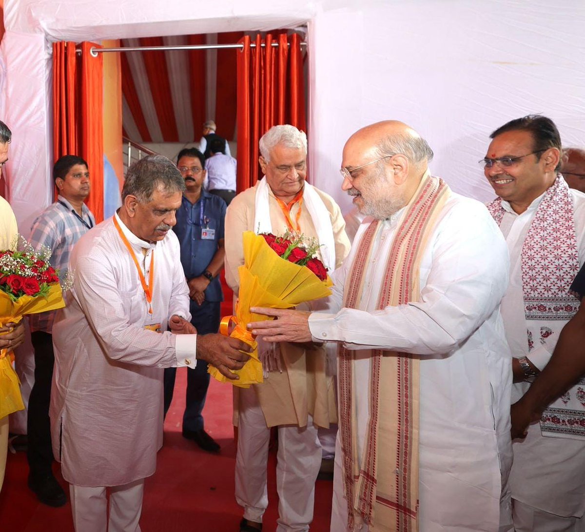 सहकार से संबल की ओर...

आज जयपुर के ग्राम दादिया में आयोजित भव्य सहकारिता सम्मेलन में भारत के यशस्वी गृह एवं सहकारिता मंत्री, आदरणीय श्री अमित शाह जी का आत्मीय स्वागत, सम्मान करने का सौभाग्य प्राप्त हुआ।

उनकी उपस्थिति ने सहकारिता के क्षेत्र को नवचेतना, नवदृष्टि और नई दिशा प्रदान