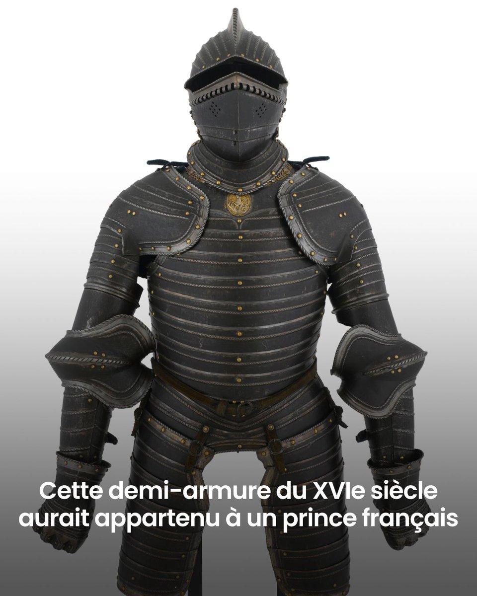 MuseeArmee's tweet image. 🔎 Zoom sur cette demi-armure du XVIe siècle qui aurait appartenu à un prince français !

🖼️ Cette pièce du musée de l’Armée est actuellement présentée dans l’exposition “Trésors royaux” au sein de la Forteresse royale de Chinon.

🤺 Cet équipement conçu sur le modèle des harnois…