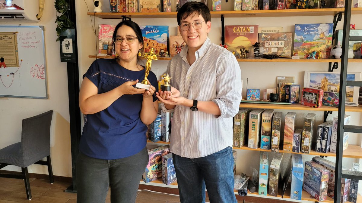 asomarte's tweet image. ¡La de emociones que caben en una mesa si hay un tablero de juego🧩🎲!
El Dragón Board Games Grill tiene más de 200 juegos de mesa, wargames y de rol para todas las edades.
📍Blvd. Jurica-La Campana 940 local 3, Juriquilla.
⌚️ Ma 16 a 22h, Mi-V 16 a 23h, S 14 a 23h, D 14 a 20h
