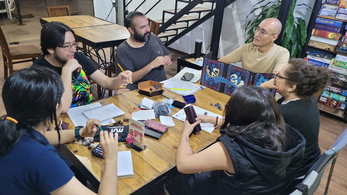 asomarte's tweet image. ¡La de emociones que caben en una mesa si hay un tablero de juego🧩🎲!
El Dragón Board Games Grill tiene más de 200 juegos de mesa, wargames y de rol para todas las edades.
📍Blvd. Jurica-La Campana 940 local 3, Juriquilla.
⌚️ Ma 16 a 22h, Mi-V 16 a 23h, S 14 a 23h, D 14 a 20h