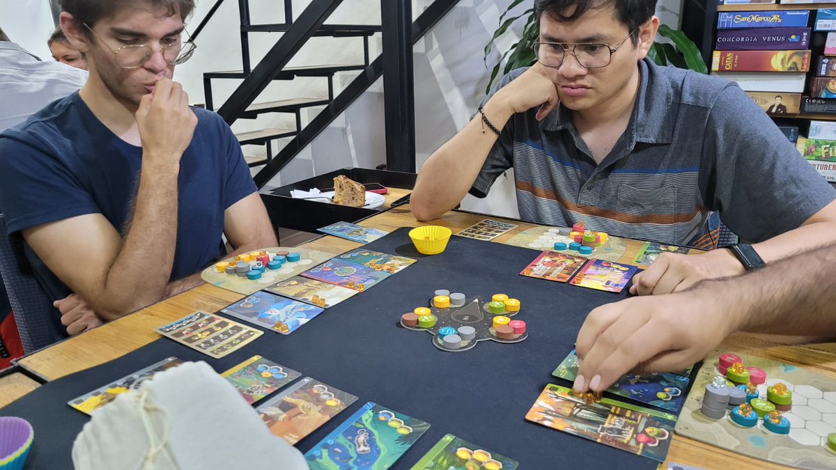 asomarte's tweet image. ¡La de emociones que caben en una mesa si hay un tablero de juego🧩🎲!
El Dragón Board Games Grill tiene más de 200 juegos de mesa, wargames y de rol para todas las edades.
📍Blvd. Jurica-La Campana 940 local 3, Juriquilla.
⌚️ Ma 16 a 22h, Mi-V 16 a 23h, S 14 a 23h, D 14 a 20h