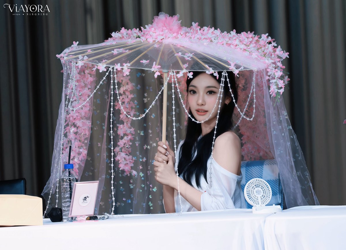 Viayora_N's tweet image. 250712 K4 Fansign
My Goddess😍

#닝닝 #NINGNING  #宁艺卓 #에스파 #aespa #宁宁 #寧藝卓 #寧寧 #AESPA