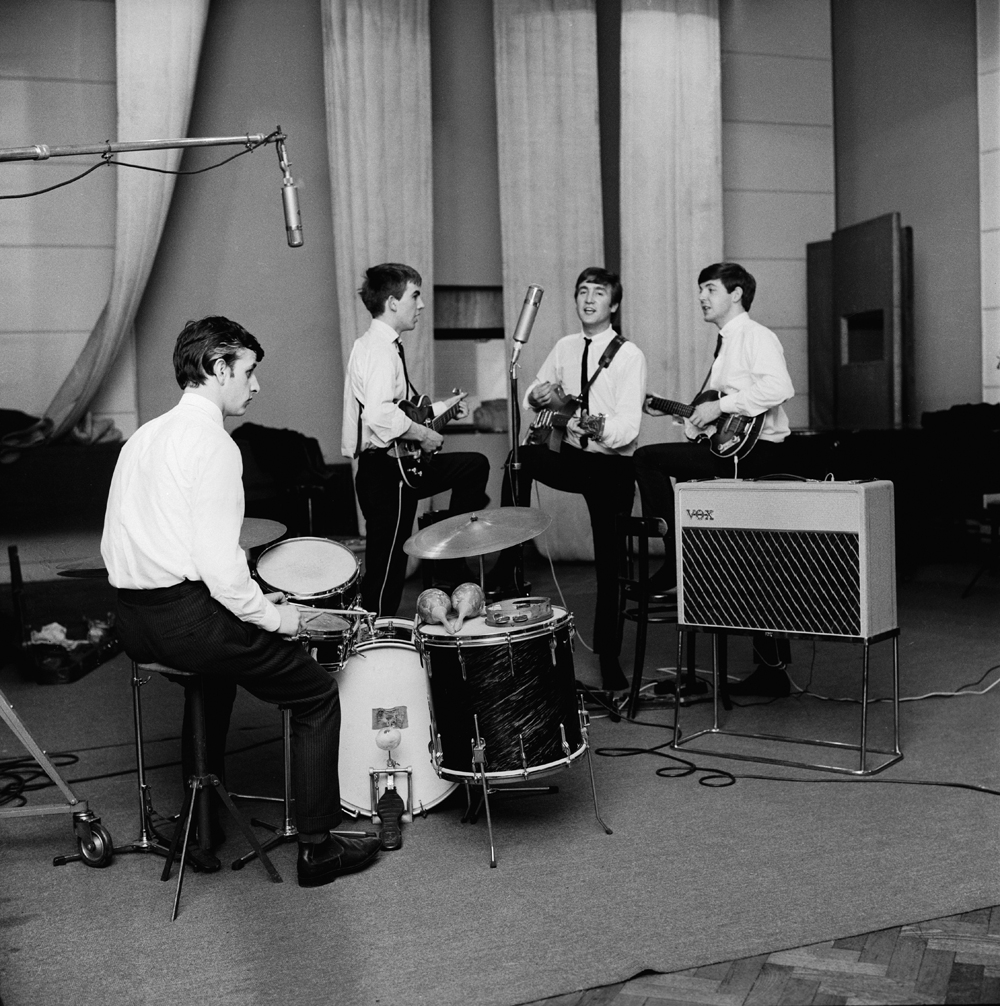 thebeatles's tweet image. A single day vs. 700 studio hours — and yet both changed music history.
#OTD in 1963, Please Please Me, The Beatles’ first LP, reached Number One in the UK.
Recorded in one marathon daylong session, the album overflows with the raw energy of a band still playing lunchtime gigs…