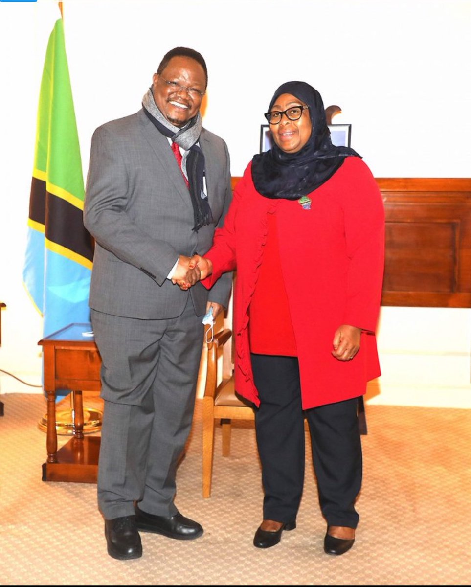 PMadeleka's tweet image. Mheshimiwa TUNDU LISSU na Mheshimiwa Rais SAMIA SULUHU HASSAN, wakifurahi kwa pamoja walipokutana UBELGIJI. Siasa SIYO UADUI. Ni muhimu sana LISSU atendewe HAKI kwa mujibu wa SHERIA.