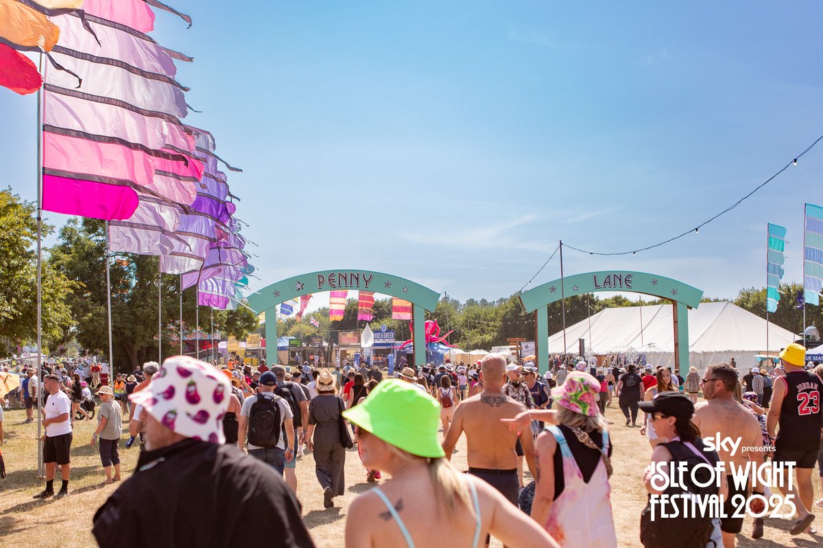 IsleOfWightFest's tweet image. This time last month, we had just opened the gates to the best weekend of the year ☀️🕺🪩
What was your favourite moment of #IOW2025?
#SkyxIOW
📷 @dayshootsphotos