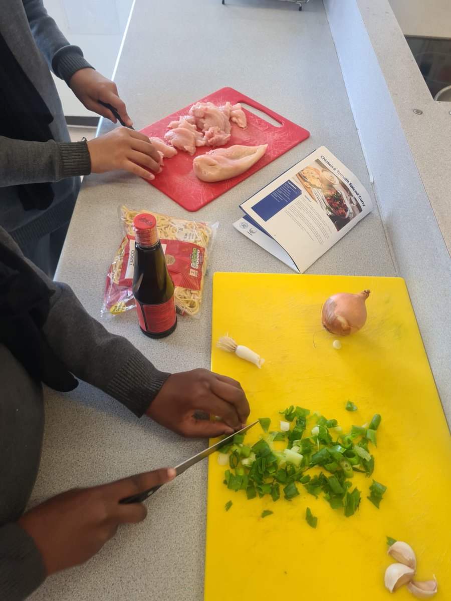 QPRtrust's tweet image. 👩‍🍳 𝐋𝐞𝐭&apos;𝐬 𝐂𝐨𝐨𝐤 𝐚𝐧𝐝 𝐄𝐚𝐭 👨‍🍳

We are proud to continue our project with Fulcrum Infrastructure Group at @PhoenixAcadW12 - a partnership that provides pupils with skills, knowledge and resources to prepare nutritious meals. 🥗

Read more ⤵️

▶️ tinyurl.com/QPRFulcrum