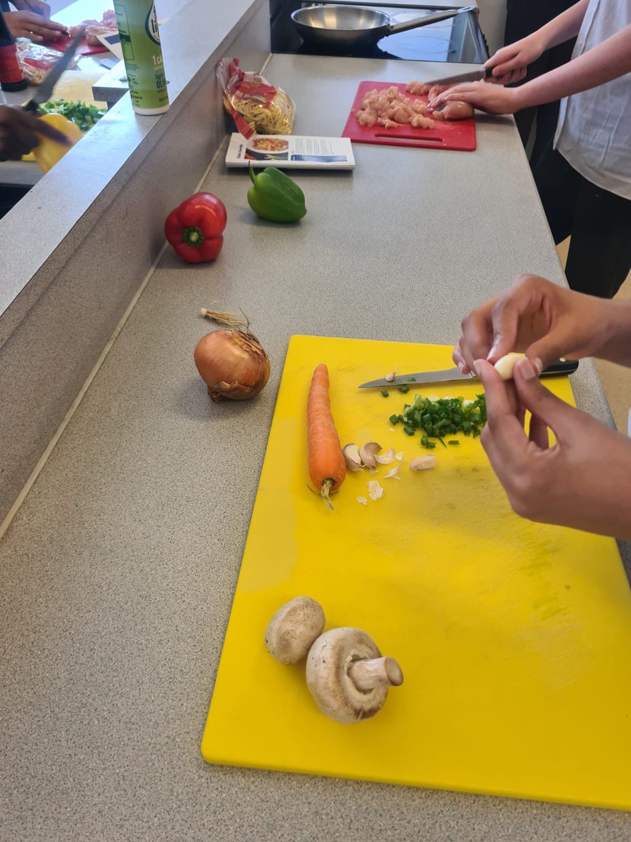 QPRtrust's tweet image. 👩‍🍳 𝐋𝐞𝐭&apos;𝐬 𝐂𝐨𝐨𝐤 𝐚𝐧𝐝 𝐄𝐚𝐭 👨‍🍳

We are proud to continue our project with Fulcrum Infrastructure Group at @PhoenixAcadW12 - a partnership that provides pupils with skills, knowledge and resources to prepare nutritious meals. 🥗

Read more ⤵️

▶️ tinyurl.com/QPRFulcrum