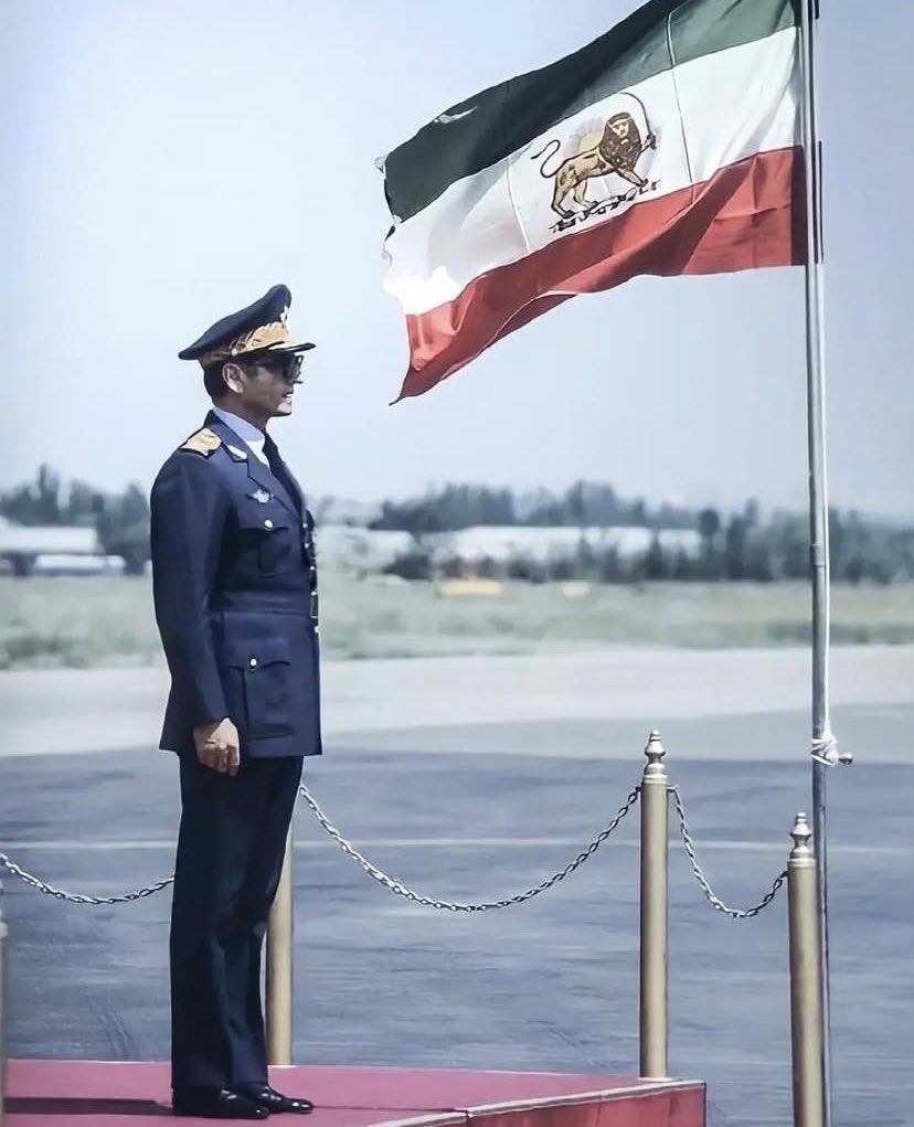 aishaaled1's tweet image. با افتخار، پرچم ایران روی دوشم بوده، نه برای جناح، بلکه برای خاک، مردم و آزادی 
اگه تو هم سمت ایران وایسادی، نه سمت دروغ و سرکوب، بکوب زیر این پرچم!
#همکاری_ملی یعنی «همه برای ایران»، نه برای قدرت ✊

#همکاری_ملی #رضا_پهلوی #ایران_آزاد