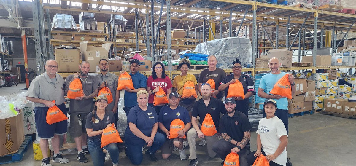 ThrowbackThursday A few weeks ago, <a href="/BrownUniversity/">Brown University</a> partnered w/ <a href="/UnitedWay/">United Way</a> &amp; <a href="/FeedRi/">Feed RI</a> for a meaningful day of giving back. 

PSO Dave Riccio, CCO Russel Bart &amp; Officer Jakob Hashway were there w/ EVP Sarah Latham, her Chief of Staff Kara Kelley &amp; more. 👏🏼👏🏼
#BrownCares #BrownDPS