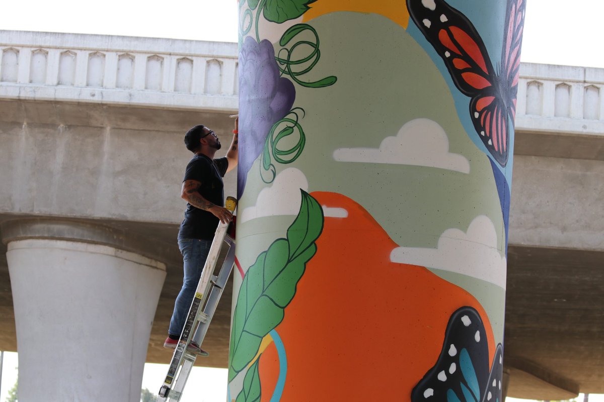 fresnoland's tweet image. One of Fresno’s largest public art displays now covers the 180 freeway pillars in this South Tower park fresnoland.org/2025/07/17/one…