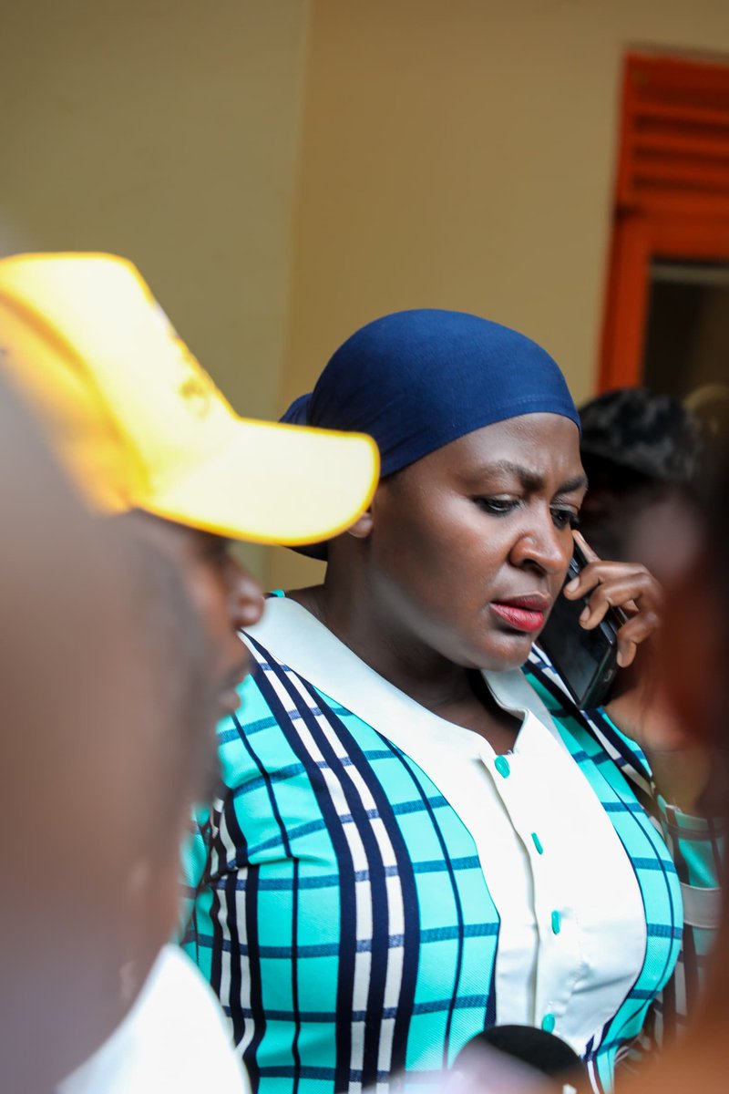 katosserusiba13's tweet image. BREAKING;
The @Onc_nrm1 Manager Senior Presidential Advisor Hajjat Hadijah Namyalo @ChiefMuzzukulu
has ramped up pressure at the Wakiso District @NRMOnline Tally Centre, demanding swift transmission and declaration of results amid growing concerns from candidates and their…