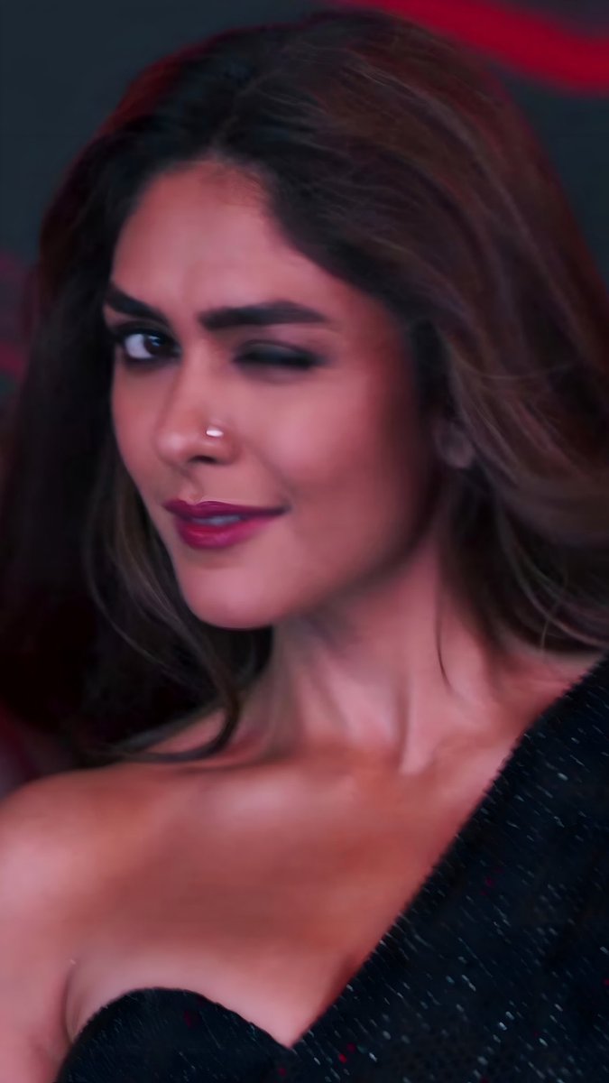 CaptAkhilAnand's tweet image. The Thread 🧵 Dedicated to The Latest Song from #SonOfSardaar2 Special Thread 🪡 of #MrunalThakur 
My Goddess Beauty #SOS2 

𝑴𝒓𝒖𝒏𝒂𝒍 𝑻𝒉𝒂𝒌𝒖𝒓  #MrunalThakur 
 𝑴 𝑹 𝑼 𝑵 𝑨 𝑳 🌸🕊️  𝑻 𝑯 𝑨 𝑲 𝑼 𝑹 🌸🕊️❤️