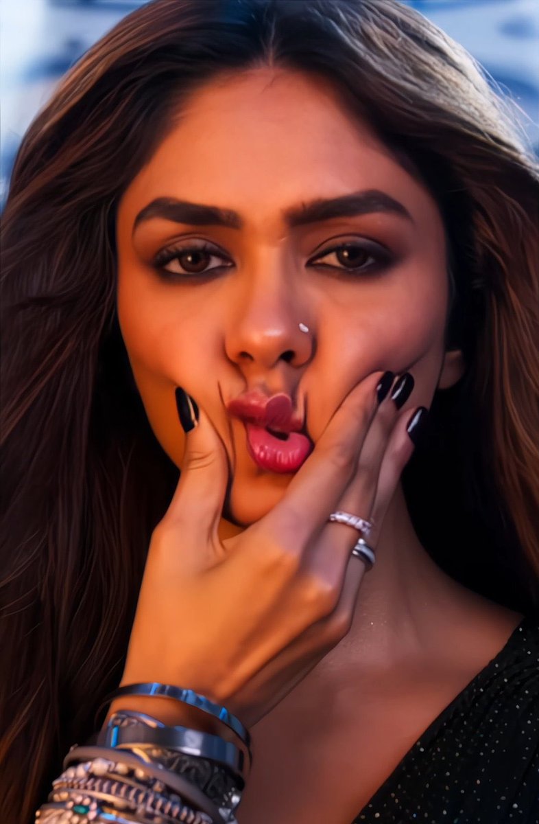 CaptAkhilAnand's tweet image. The Thread 🧵 Dedicated to The Latest Song from #SonOfSardaar2 Special Thread 🪡 of #MrunalThakur 
My Goddess Beauty #SOS2 

𝑴𝒓𝒖𝒏𝒂𝒍 𝑻𝒉𝒂𝒌𝒖𝒓  #MrunalThakur 
 𝑴 𝑹 𝑼 𝑵 𝑨 𝑳 🌸🕊️  𝑻 𝑯 𝑨 𝑲 𝑼 𝑹 🌸🕊️❤️