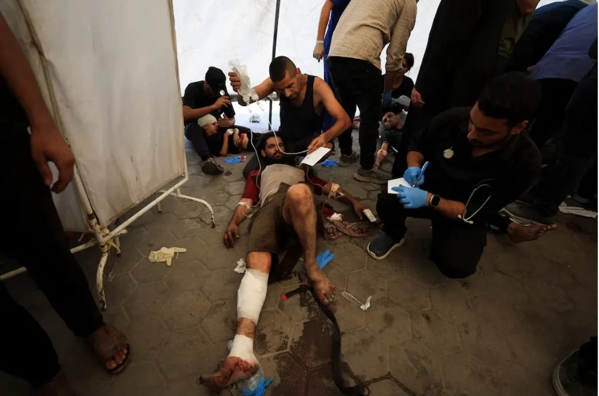 Un tanque israelí disparó contra el complejo parroquial de la única parroquia católica de Gaza. Hay dos muertos y muchos heridos, incluido el P. Romanelli, una de esas voces que por meses nos han dado el panorama de los tremendos abusos cometidos contra los palestinos.
