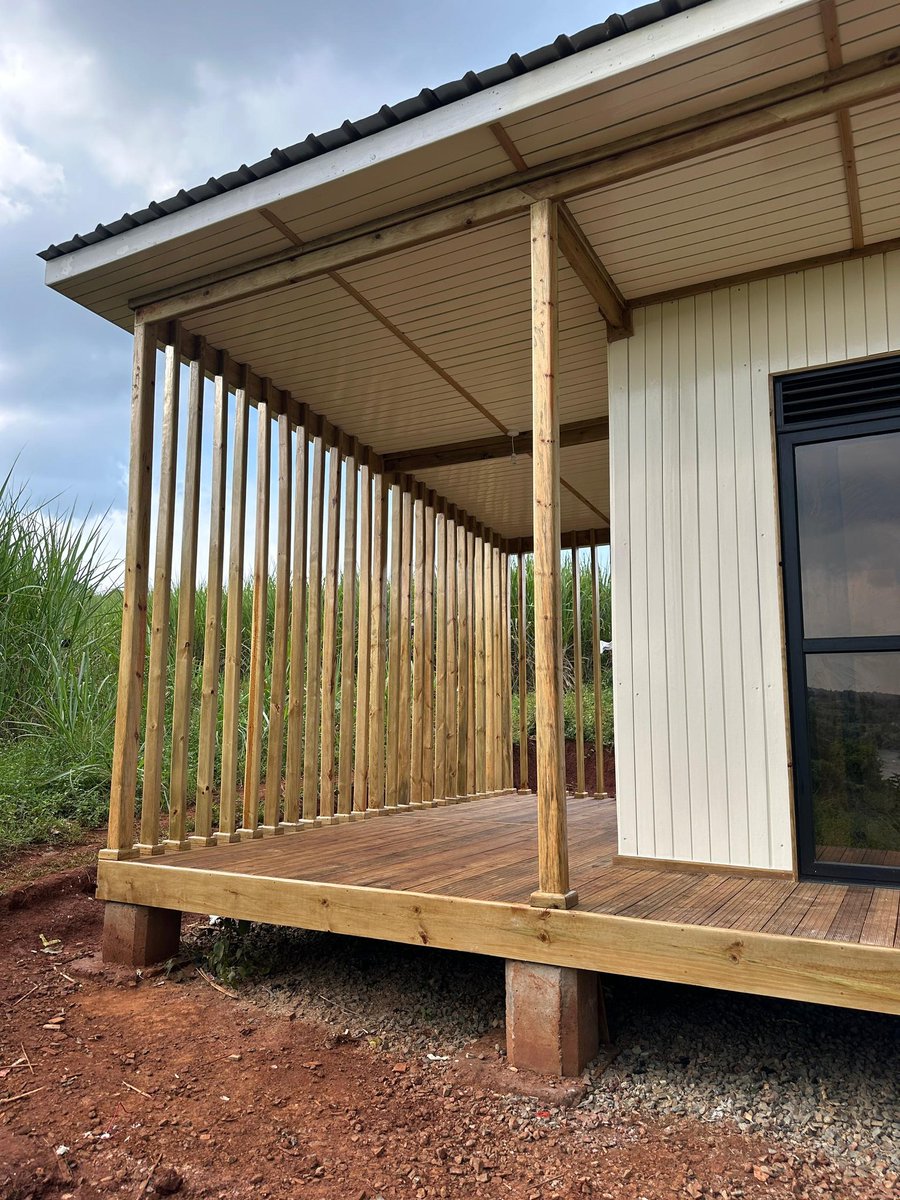 CallMeKulubya's tweet image. Another one handed over to the owner.
This week is for finalising projects.
Just today, this monopitch one bedroom house has been successfully handed over to the owner.
The house actually looked beautiful when the facade was painted white.
Not bad ending the week😎