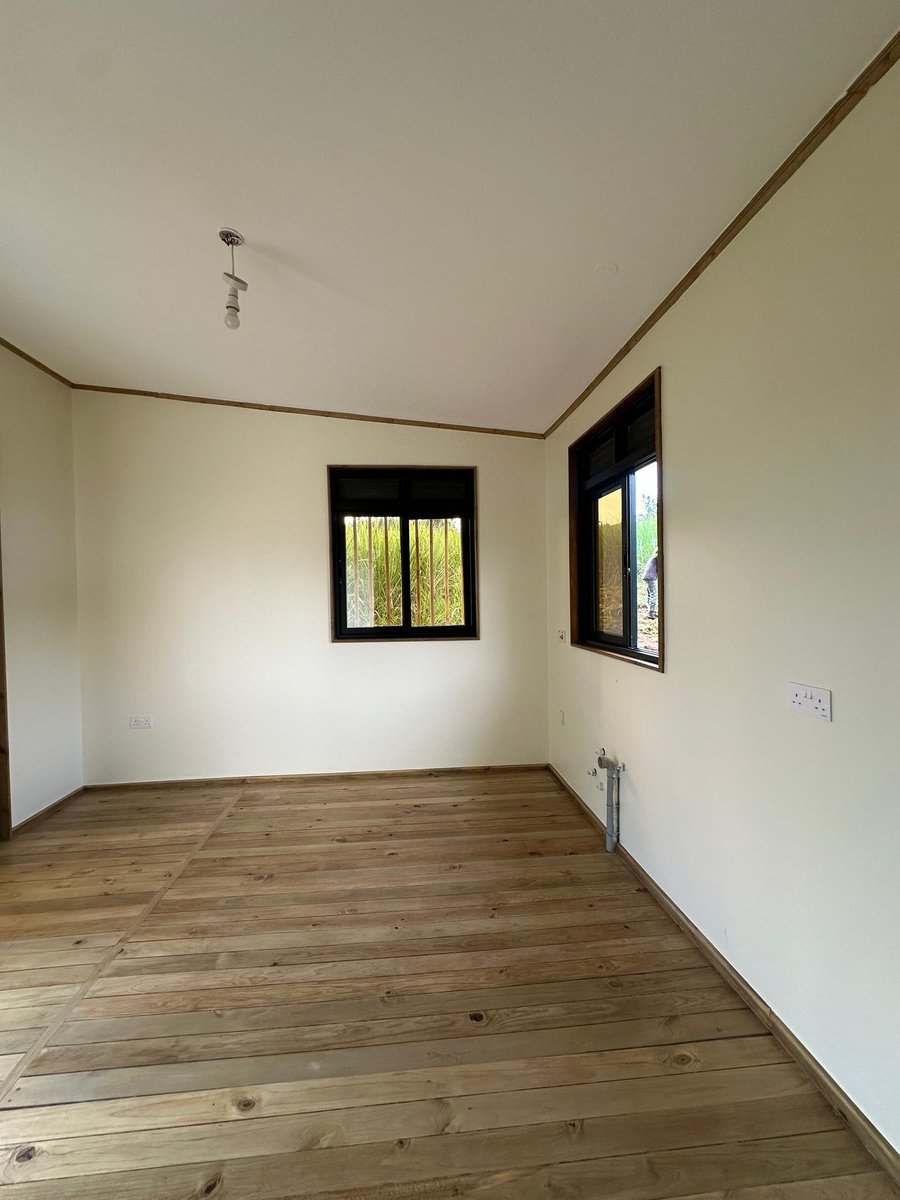CallMeKulubya's tweet image. Another one handed over to the owner.
This week is for finalising projects.
Just today, this monopitch one bedroom house has been successfully handed over to the owner.
The house actually looked beautiful when the facade was painted white.
Not bad ending the week😎