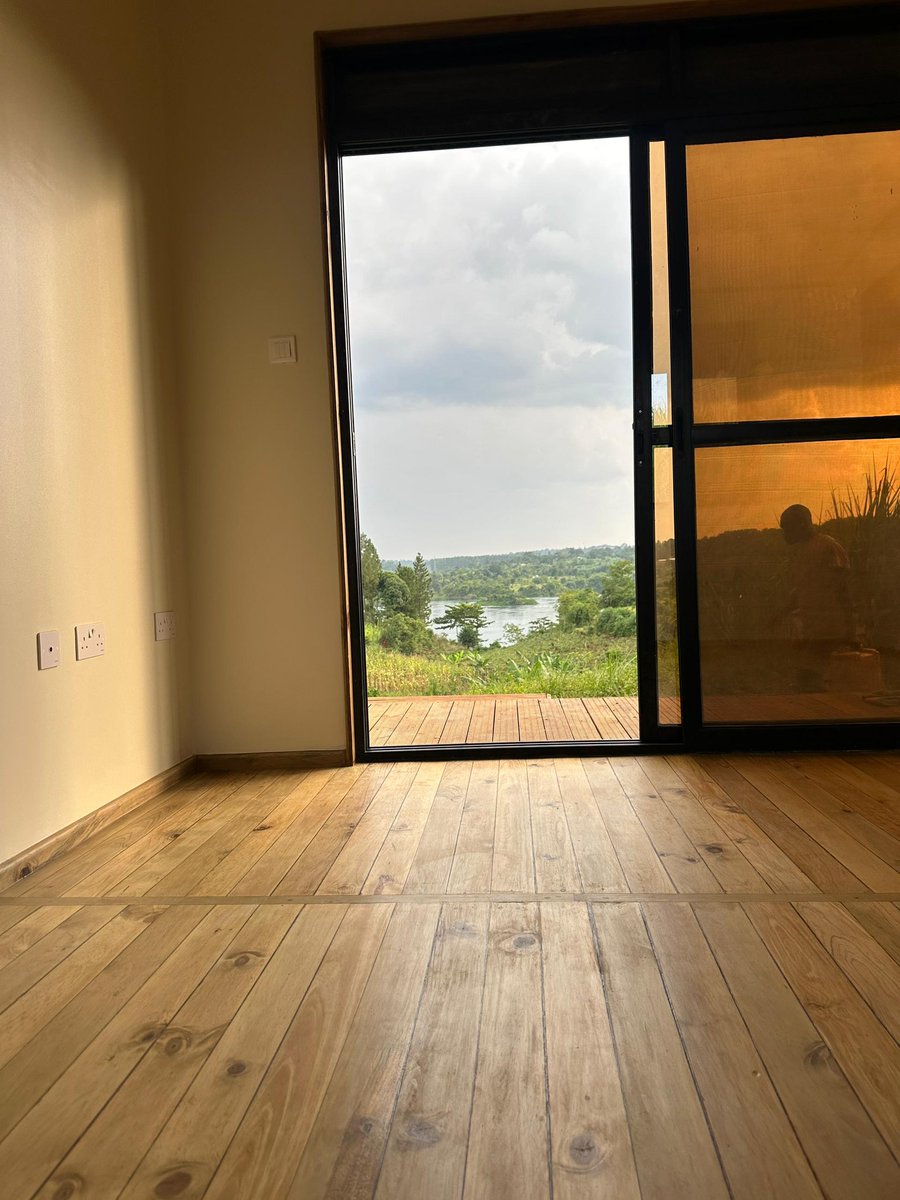 CallMeKulubya's tweet image. Another one handed over to the owner.
This week is for finalising projects.
Just today, this monopitch one bedroom house has been successfully handed over to the owner.
The house actually looked beautiful when the facade was painted white.
Not bad ending the week😎
