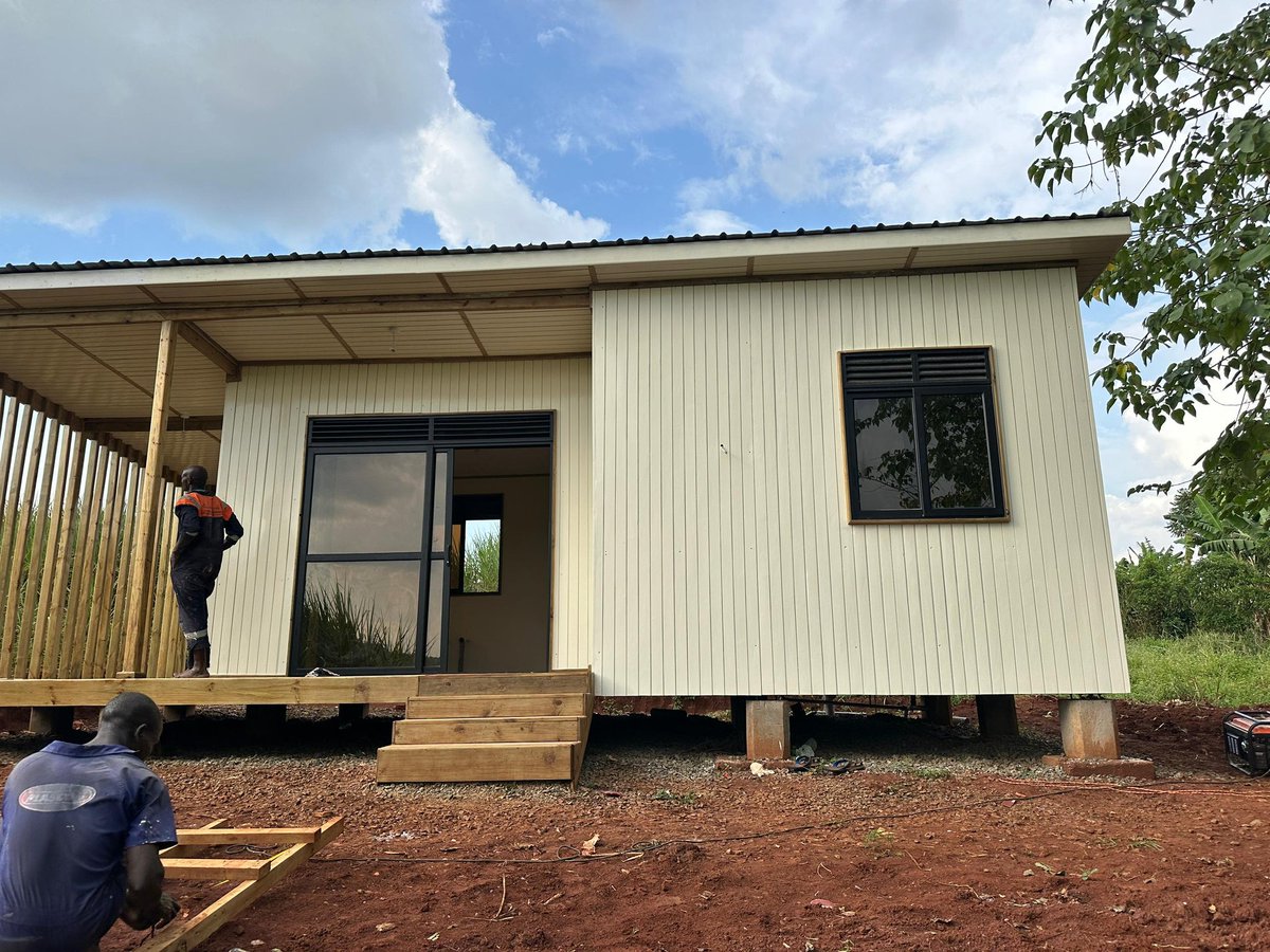 CallMeKulubya's tweet image. Another one handed over to the owner.
This week is for finalising projects.
Just today, this monopitch one bedroom house has been successfully handed over to the owner.
The house actually looked beautiful when the facade was painted white.
Not bad ending the week😎
