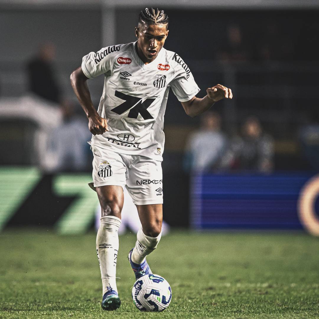 El Poderoso Fogon (@elpoderosofogon) on Twitter photo Souza :
Este seria o meu principal alvo caso o <a href="/Botafogo/">Botafogo F.R.</a> venda o Cuiabano.
Com apenas 19 anos, Souza tem características interessantes. Bom porte físico, ok na defesa e chega bem ao ataque. Souza :
Este seria o meu principal alvo caso o <a href="/Botafogo/">Botafogo F.R.</a> venda o Cuiabano.
Com apenas 19 anos, Souza tem características interessantes. Bom porte físico, ok na defesa e chega bem ao ataque.
