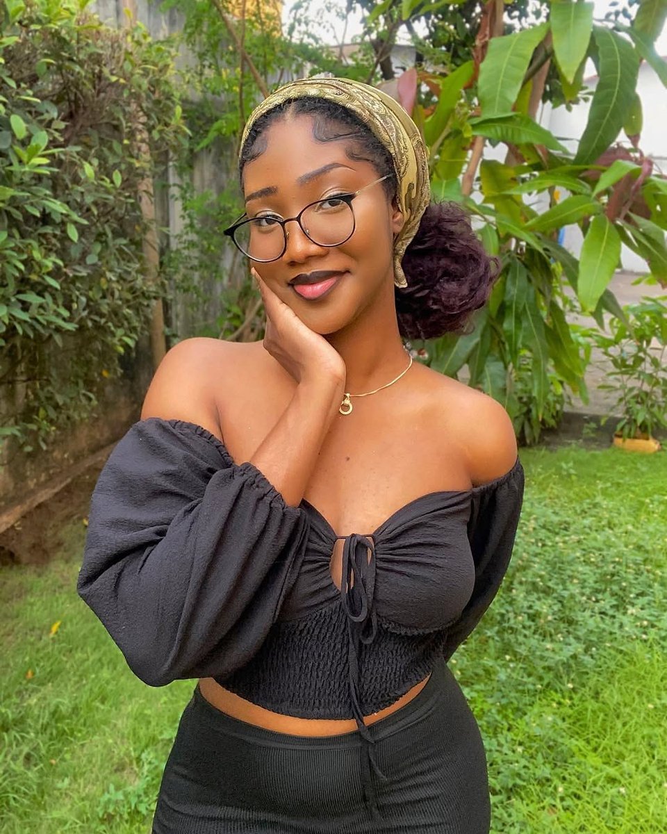 curveNclass's tweet image. Mysteries in her eyes even with the glasses on..💋🔥🖤 #CurvesNclass #BoldAndBeautiful