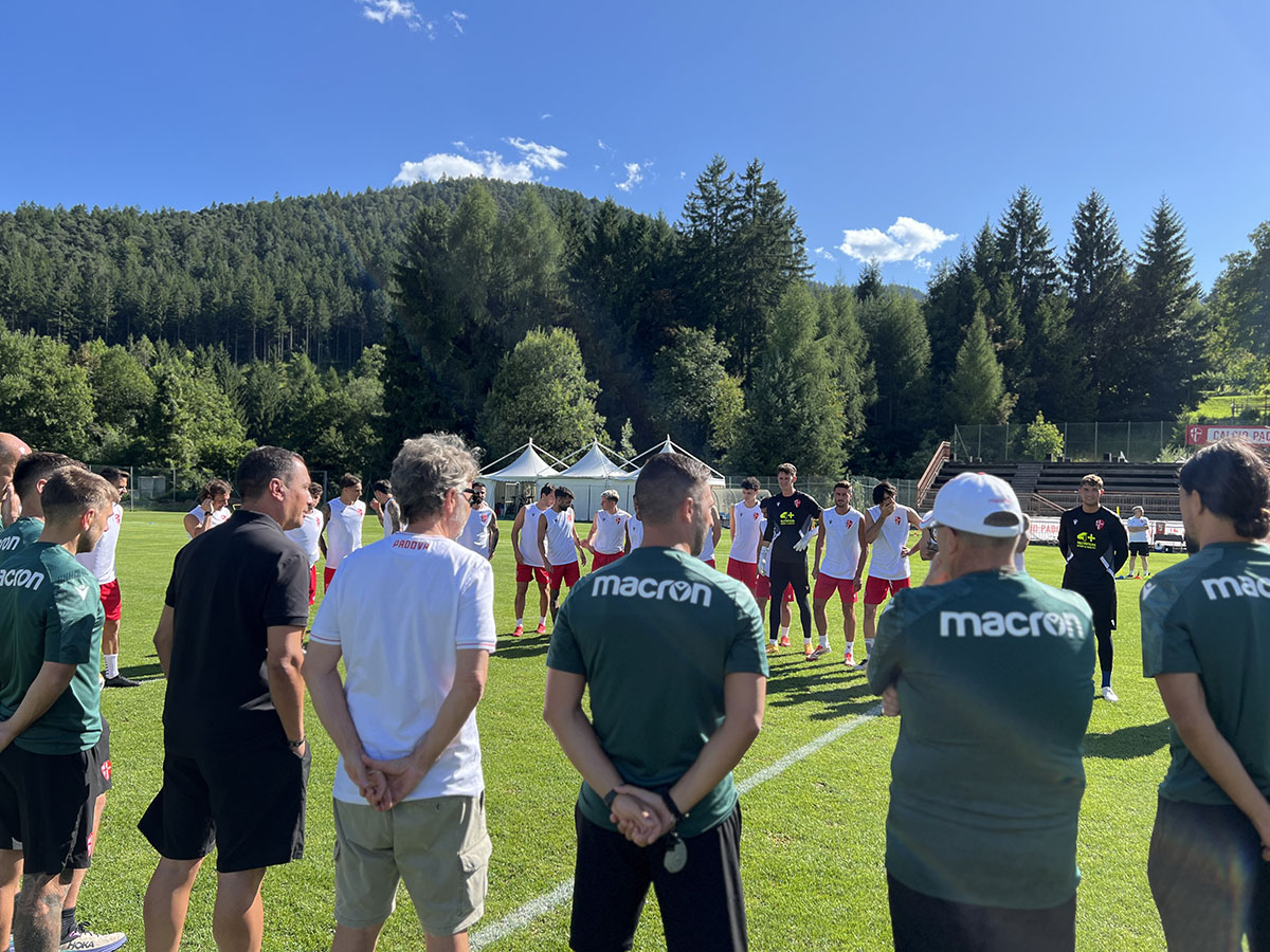 Il Presidente Peghin in visita a squadra e staff a Pieve: “Speriamo di scrivere altre pagine importanti insieme”
padovacalcio.it/presidente-peg…