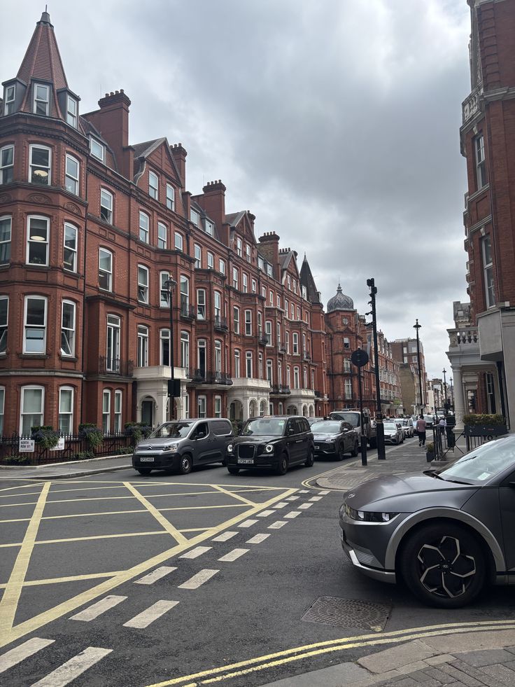 Derbsowler's tweet image. Even the rain sounds British here 🇬🇧💧