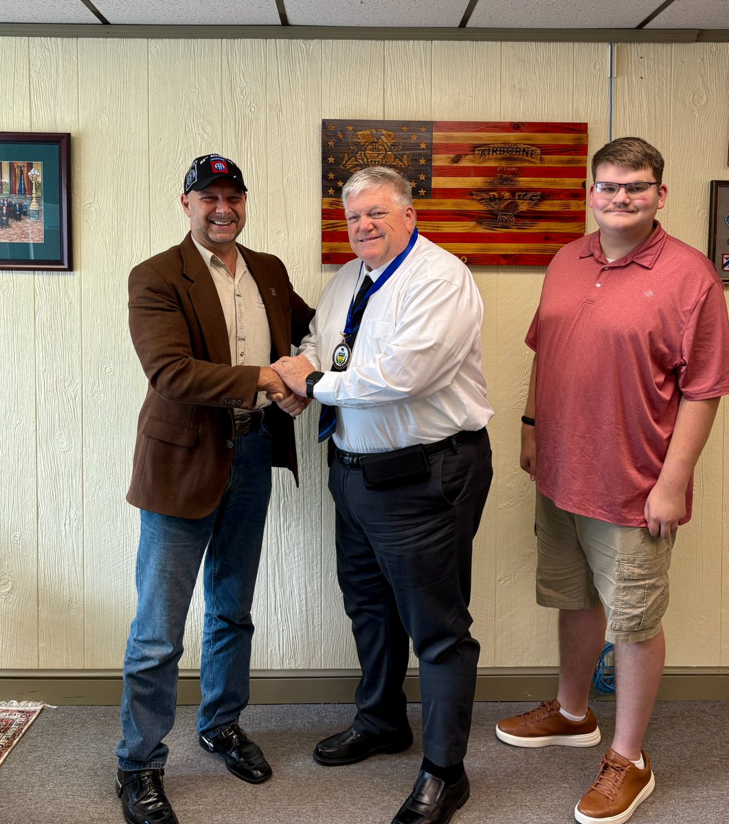 SenMastriano's tweet image. I had the honor of presenting former Gettysburg Police Chief Rob Glenny with a Pennsylvania Freedom Medal and a Certificate of Recognition. He embodies the values of virtue, freedom, and independence. Thank you for your many years of dedicated service to Gettysburg!