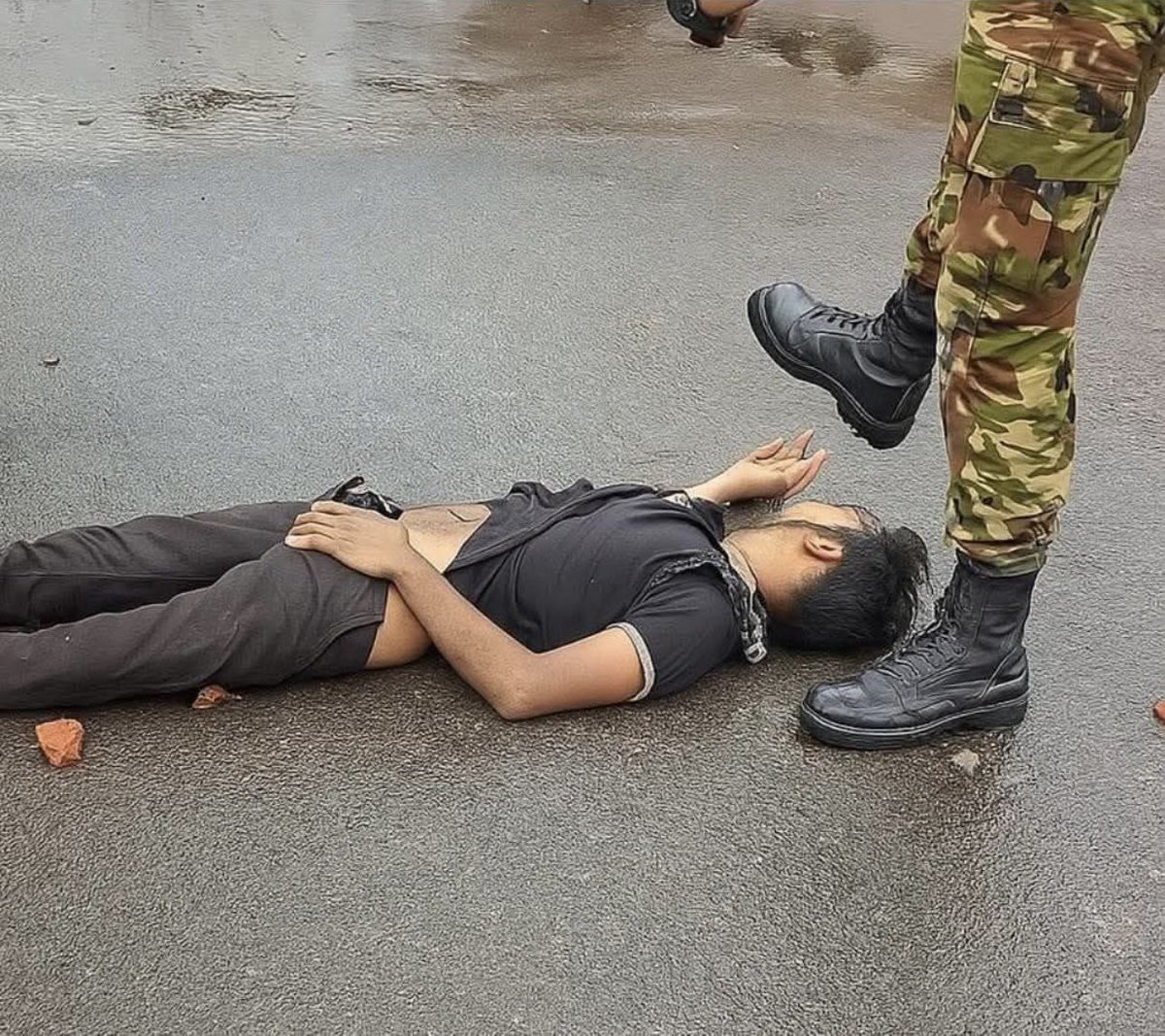 saddamhussainbd's tweet image. Yesterday, under direct orders from fascist Yunus, a brutal and premeditated attack was carried out on peaceful, unarmed civilians in Gopalganj. His private army comprised of police and military forces loyal to his unconstitutional regime, opened indiscriminate fire on…