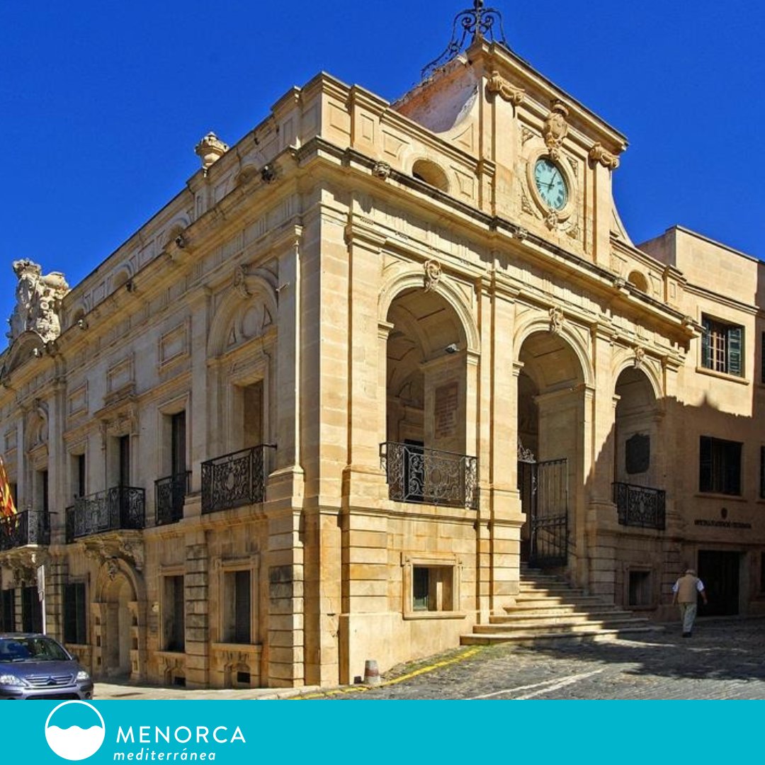 🚪 Maó, el umbral de #Menorca.

Ya sea por mar o por aire, Maó es la primera mirada, la primera historia.

Un puerto que fue entrada de civilizaciones, un corazón que late con herencia árabe, británica y mediterránea.