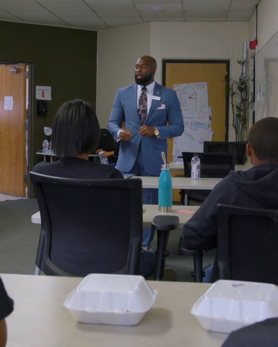 osiyo_tv's tweet image. Cordney McClain – a father, leader, educator, actor and poet with proud Black and Cherokee Freedman roots – is creating change in his community by teaching the next generation.

Watch Mac’s inspiring story on the OsiyoTV YouTube channel: youtube.com/watch?v=fYAhPe…