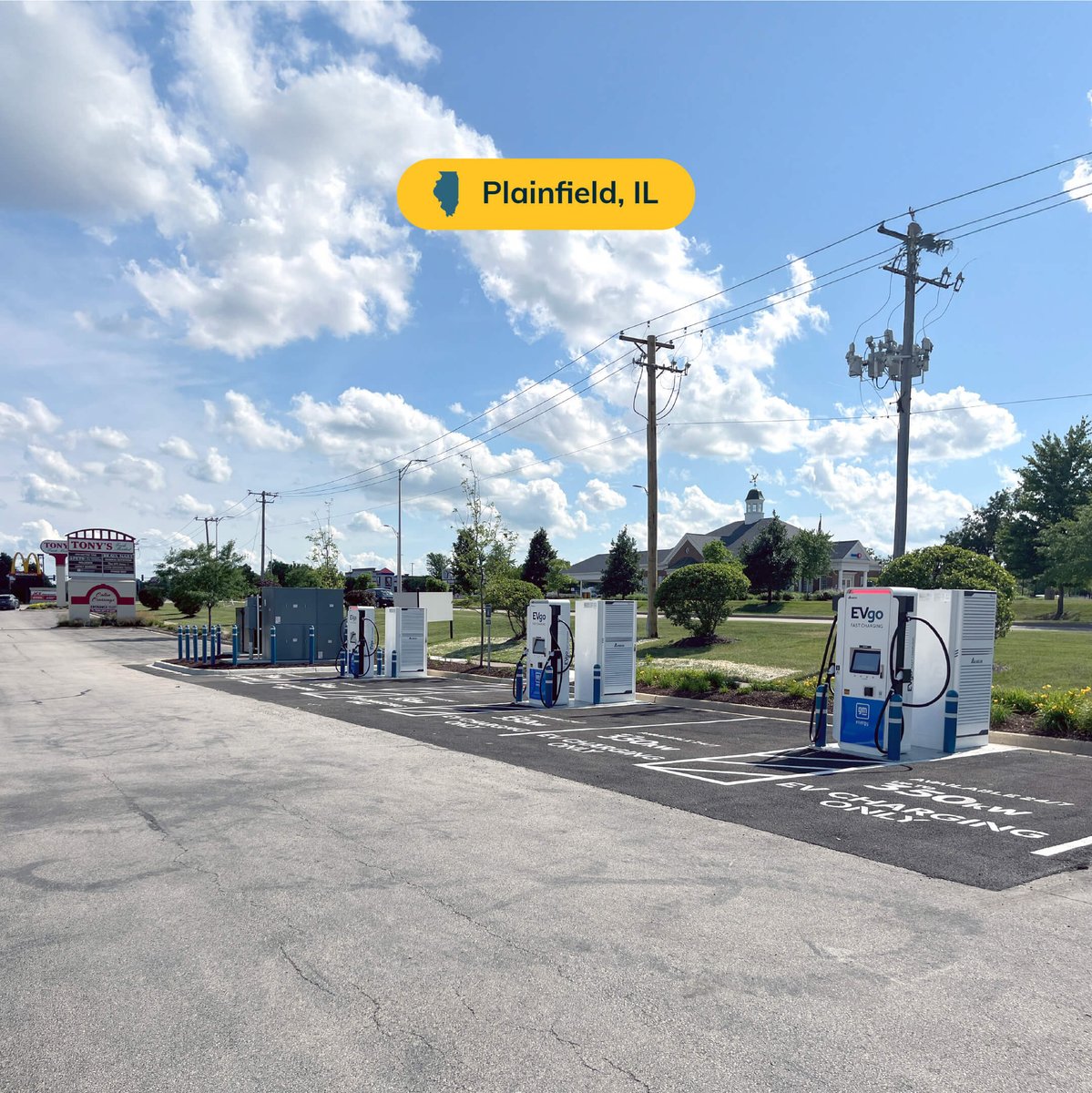 evgonetwork's tweet image. 6 charging stalls with 350 kW chargers are now live at Caton Crossing, 2300 Route 59 in Plainfield, IL, in collaboration with GM. Located near Tony’s Fresh Market, it’s easy to power up while you shop.