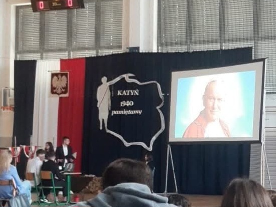 FrontCnot's tweet image. Co trzeba mieć w głowie, żeby połączyć Ojca Świętego z odpowiedzialnością za zbrodnię Katyńską!?
Dyrekcja szkoły zgłoszona.