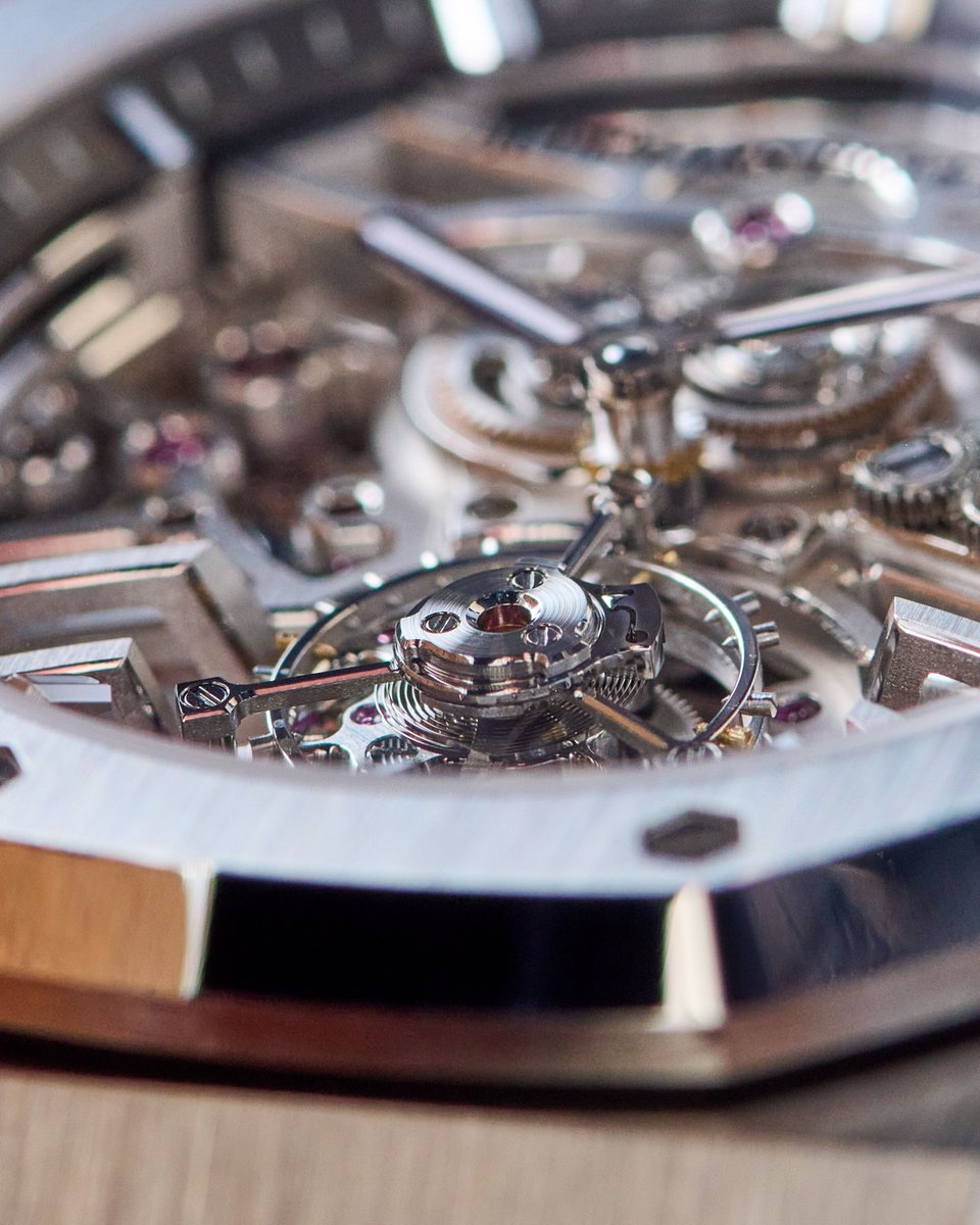 EuropeanWatchCo's tweet image. 🌀 Skeletonized. Hypnotizing. Unapologetically Royal Oak. 🌀

The Audemars Piguet Royal Oak Selfwinding Flying Tourbillon Openworked ref. 26735ST.OO.1320ST.02 is a masterclass in modern haute horlogerie that pairs the iconic Gérald Genta design with next-level openworking and a…