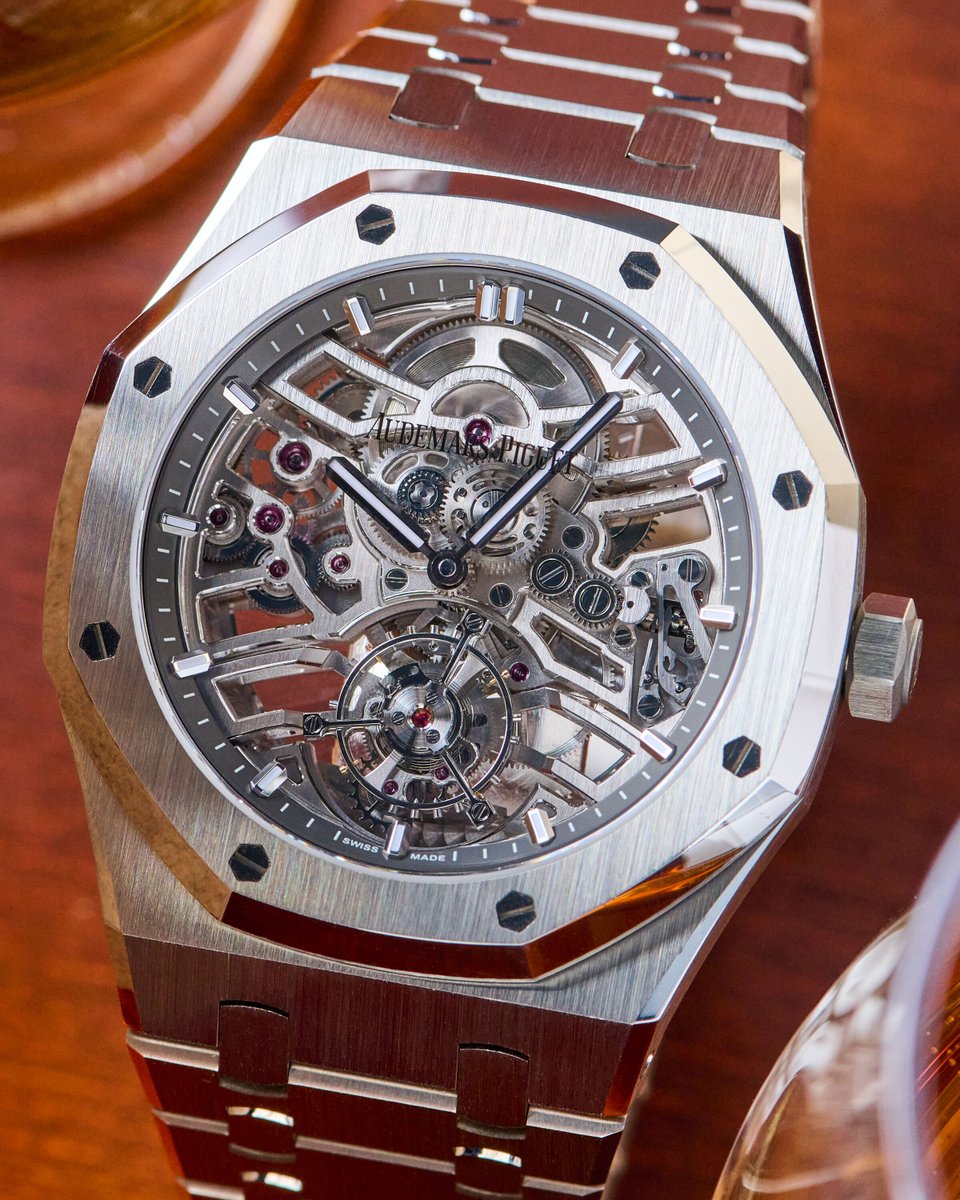 EuropeanWatchCo's tweet image. 🌀 Skeletonized. Hypnotizing. Unapologetically Royal Oak. 🌀

The Audemars Piguet Royal Oak Selfwinding Flying Tourbillon Openworked ref. 26735ST.OO.1320ST.02 is a masterclass in modern haute horlogerie that pairs the iconic Gérald Genta design with next-level openworking and a…