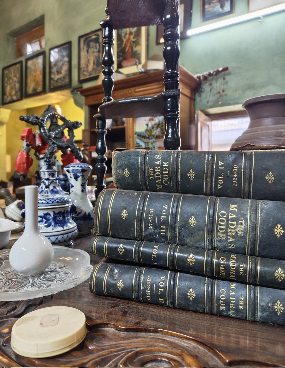 Qurio City Shop in Sivanchetti Gardens in Bangalore has an eclectic collection of retro and classic items for sale (cannot guarantee if they are antiques)

This will be a longish thread because I have a LOT of images I want to share

1/n