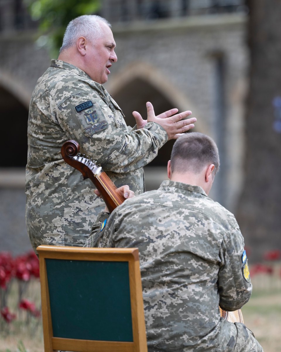 DefenceHQ's tweet image. Before Putin's illegal invasion, they were professional musicians. Today, they defend their home, people, and culture.
This morning, the @TowerOfLondon hosted a performance by Cultural Forces, a band of the Armed Forces of Ukraine.
Their music is a powerful reminder of what…