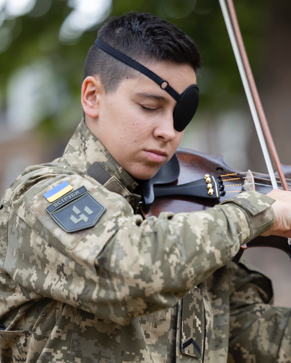 DefenceHQ's tweet image. Before Putin's illegal invasion, they were professional musicians. Today, they defend their home, people, and culture.
This morning, the @TowerOfLondon hosted a performance by Cultural Forces, a band of the Armed Forces of Ukraine.
Their music is a powerful reminder of what…